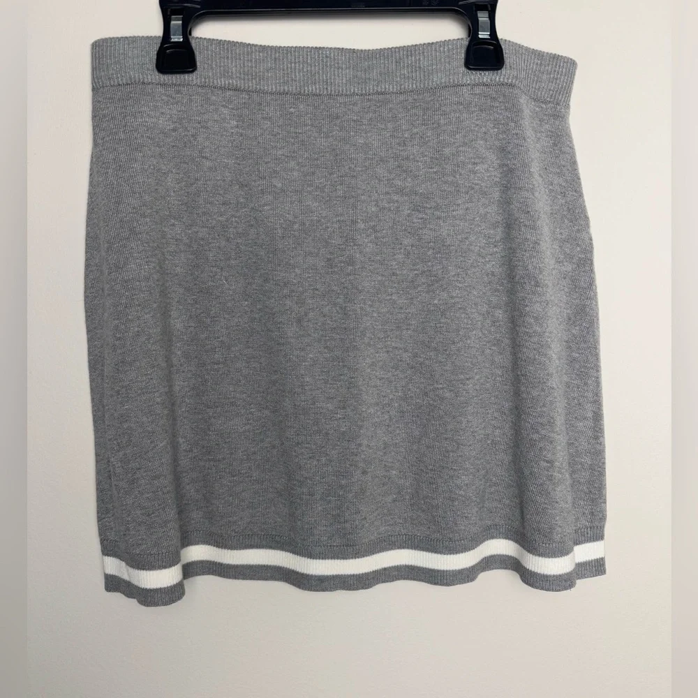 Sincerly Jules Versatil Grey Top & Skirt Set White Accents NWT - Picture 7 of 9